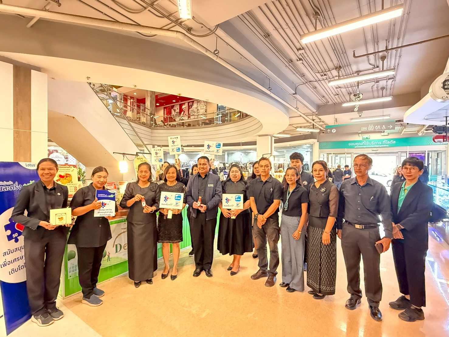 🤍🩶 สพอ.อรัญประเทศ ลงพื้นที่เยี่ยมเยียนให้กำลังใจ ผู้ประกอบการ OTOP ที่จำหน่ายสินค้า/ผลิตภัณฑ์ โครงการ “คนละครึ่ง พลัส” 🤍🩶